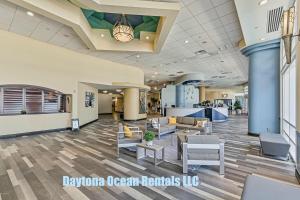 Vacation in Comfort and luxury - 3 BR Direct Oceanfront - Wyndham Ocean Walk Resort 2425的休息区