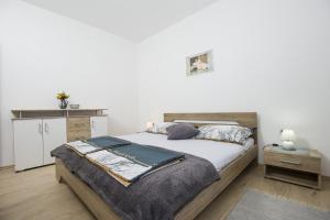 Postel nebo postele na pokoji v ubytování Apartment Josipa 4209