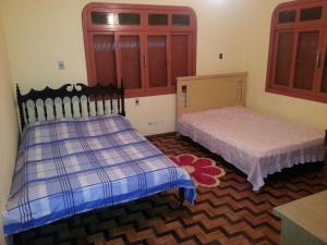 a bedroom with two beds in a room at Bela casa, com internet, piscina e churrasqueira para descansar e desfrutar, dias de paz in Barra Velha