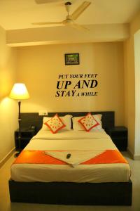 Orange Corner, Near Kempegowda Airport, Airport Pickup And Drop Available 24x7客房内的一张或多张床位