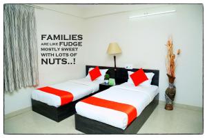 Orange Corner, Near Kempegowda Airport, Airport Pickup And Drop Available 24x7客房内的一张或多张床位