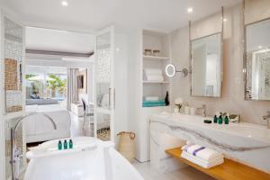 Ванная комната в Minos Imperial Luxury Beach Resort & Spa Milatos
