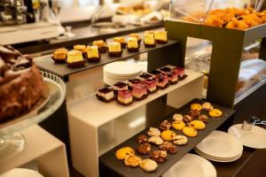 uma vitrine com vários tipos diferentes de pastelarias em Hotel Villa Soligo - Small Luxury Hotels of the World em Farra di Soligo