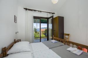 ein Schlafzimmer mit zwei Betten und einem Balkon in der Unterkunft Apartment Vili in Pinezici