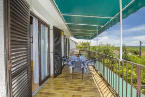 Ein Balkon oder eine Terrasse in der Unterkunft Apartment Vili