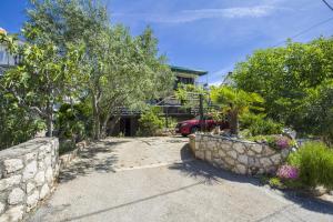 Ein Garten an der Unterkunft Apartment Vili