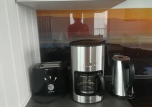 a coffee maker sitting on top of a counter at Schwimmendes Ferienhaus Swimming Lounge in Kappeln