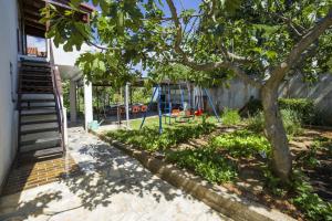 Ein Garten an der Unterkunft Apartment Vili