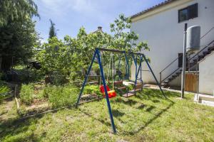 Ein Kinderspielbereich in der Unterkunft Apartment Vili
