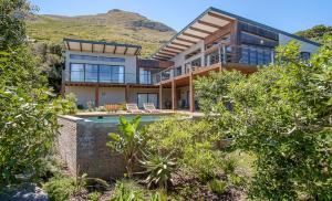 una vista exterior de una casa con una montaña en Anastasis, en Ciudad del Cabo