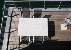 Balkón nebo terasa v ubytování Schwimmendes Ferienhaus Swimming Lounge