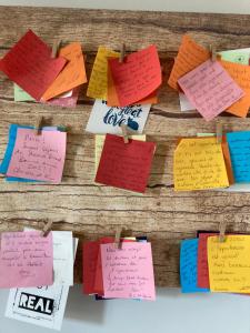 a bunch of sticky notes hanging on a clothes line at L'escale Granvillaise in Granville