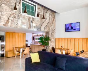 een woonkamer met een bank en een tafel bij Park Hotel Tirana in Tirana
