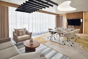 TV a/nebo společenská místnost v ubytování Crowne Plaza Dubai Marina by IHG