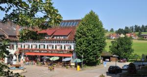 un edificio con un ristorante sul lato di una strada di Hotel Hirschen a Sankt Peter