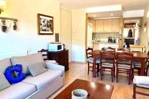 een woonkamer met een bank en een tafel en een keuken bij Increible Apartamento CABIROL , 6 paxHUT-7886 in Soldeu