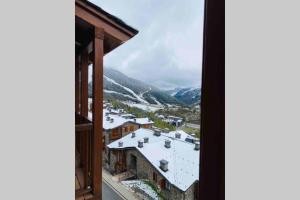 a view of a snowy mountain from a building at Increible Apartamento CABIROL , 6 paxHUT-7886 in Soldeu