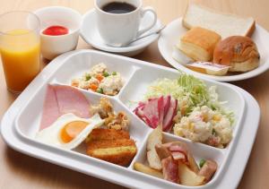 APA Hotel Aomorieki-Kenchodori في أوموري: صينية طعام بأنواع مختلفة من الطعام على طاولة