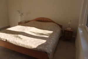 Ferienwohnung Mühlenweg في سوديرلوغوم: غرفة نوم بسرير مع ظل شخص عليها