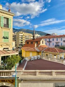 een uitzicht op een stad vanaf een balkon bij Le St Roch 2 in Menton