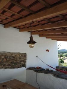 una camera con letto e luce appesa al soffitto di Casa da Tia Maria By Alojamentos Vitinho a São Luis