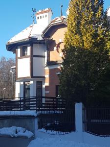 dom z płotem w śniegu w obiekcie Willa Old House w mieście Sopot