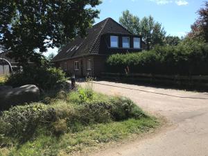 uma casa ao lado de uma estrada em Ferienwohnung Mühlenweg em Süderlügum