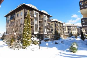 Hotel Bojur & Bojurland Apartment Complex saat musim dingin
