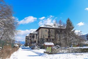 Hotel Bojur & Bojurland Apartment Complex saat musim dingin