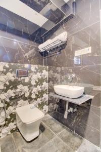 Hotel Samaira Residency,Dombivali في دايف: حمام مع مرحاض ومغسلة