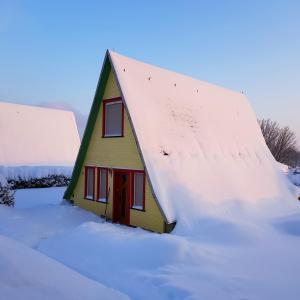una pequeña casa cubierta de nieve en Harzer Finnhütte en Elbingerode