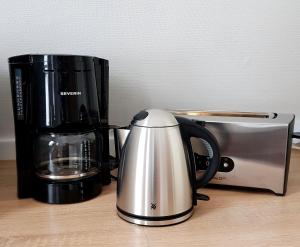 a coffee maker and a toaster on a counter at Harzer Finnhütte in Elbingerode