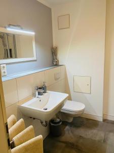 La salle de bains est pourvue d'un lavabo et de toilettes. dans l'établissement Ferienwohnung Mönch49, à Stralsund