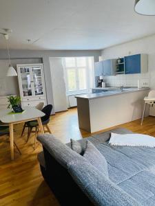 uma sala de estar com um sofá, uma mesa e uma cozinha em Ferienwohnung Mönch49 em Stralsund