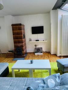 sala de estar con sofá y mesa en Ferienwohnung Mönch49, en Stralsund