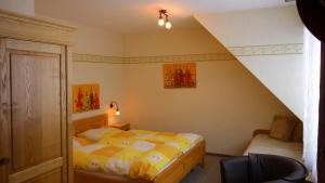 Łóżko lub łóżka w pokoju w obiekcie Landhaus zum Sorpetal