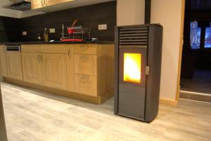 eine Küche mit einem Herd mit Licht in der Unterkunft Chalet 8 personnes, face aux montagnes in La Plagne Tarentaise + 9 Fotos