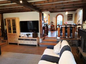 Televízia a/alebo spoločenská miestnosť v ubytovaní Chalet con gran jardín en Llivia