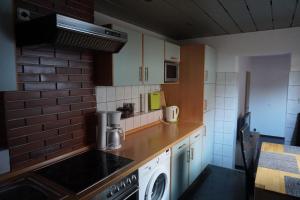 uma pequena cozinha com um fogão e um lavatório em Fewo-Sossna em Brandenburg an der Havel