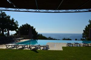 Bazén v ubytování Residence Mare e Monte nebo v jeho okolí
