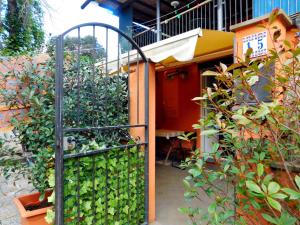 una puerta en un jardín con algunas plantas en Apartment Sant'Andrea, en Levanto