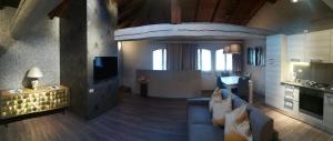 sala de estar con sofá azul y cocina en Hotel Centrale en Bolonia