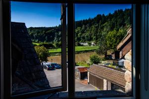 uma janela aberta com vista para um parque de estacionamento em Parva Farmhouse Riverside Guesthouse em Tintern