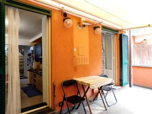 - une petite cuisine avec une table et des chaises dans la chambre dans l'établissement Apartment Sant'Andrea, à Levanto