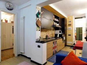 Il comprend une cuisine équipée d'un réfrigérateur et d'un comptoir. dans l'établissement Apartment Sant'Andrea, à Levanto