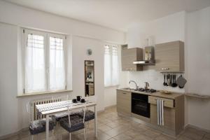 Кухня или мини-кухня в Viverenumana appartamenti la tua casa in centro a pochi passi dal mare
