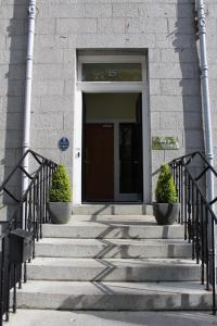 een gebouw met een trap naar een deur met twee planten bij The Craibstone Suites in Aberdeen