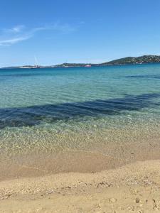 une masse d'eau avec le sable et l'océan dans l'établissement Best Holiday Port Grimaud, à Grimaud