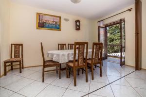 a dining room with a table and chairs at Apartments and Rooms Drpić in Splitska