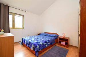 sypialnia z łóżkiem, stołem i oknem w obiekcie Apartments Duje Zadar w mieście Zadar